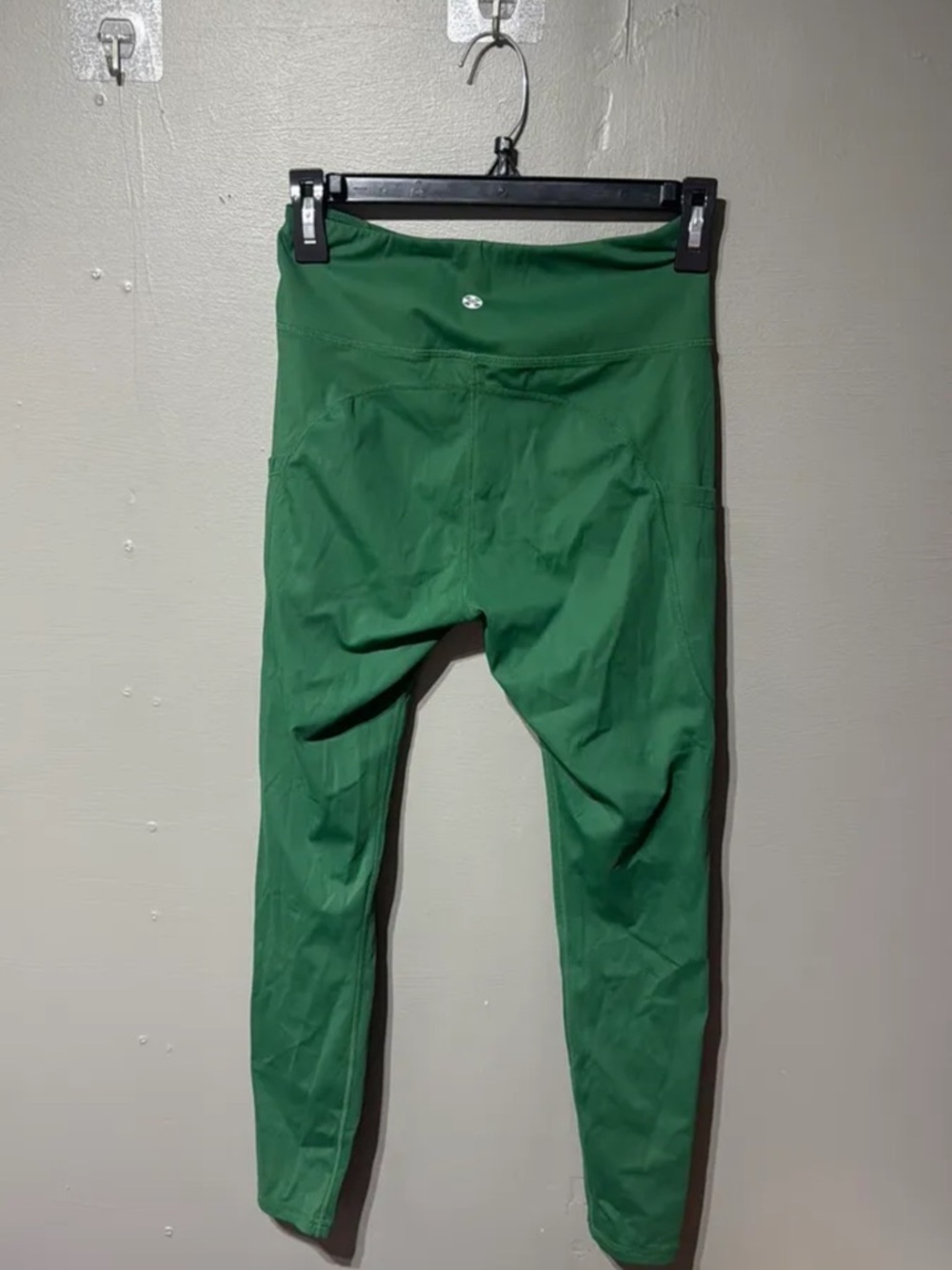 Amazon Women's Green High-Rise Leggings with Side Pockets - Picture 3 of 3